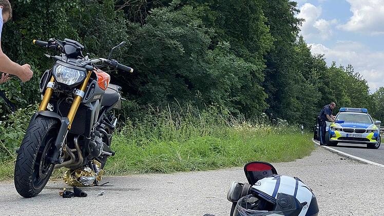 Biker nach Kollision mit Traktorgespann schwerst verletzt