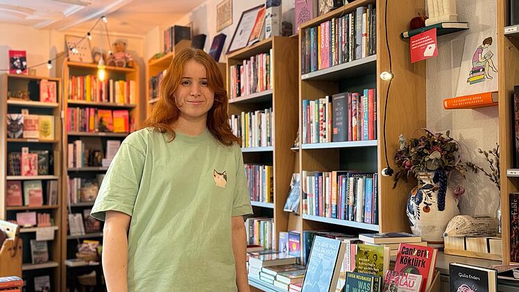 Mit viel Leidenschaft verbindet Jana im Cadolzburger Calibri Bücher und Café zu einem besonderen Ort.
