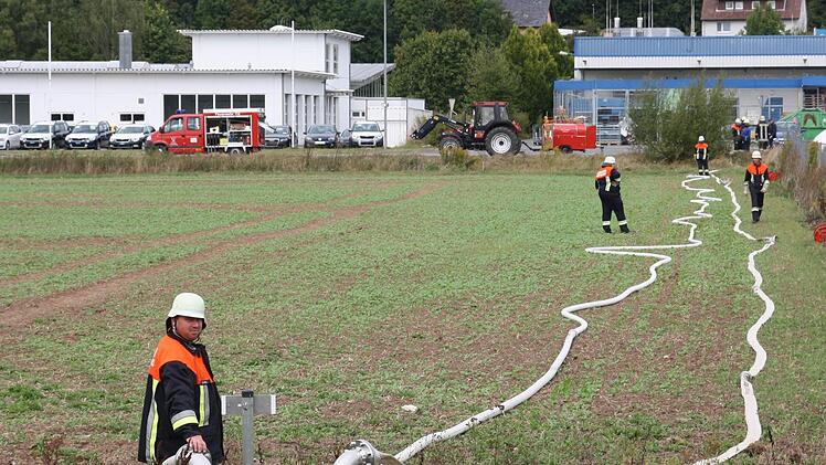 Schlauchleitung zwischen Bahnlinie und Straße