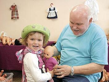 Operation gelungen: Die fünfjährige Stella freut sich und  kann ihre Puppe wieder mit nach Hause nehmen.