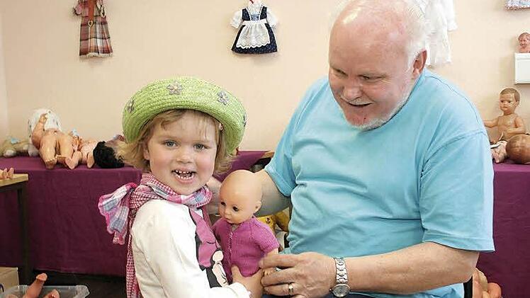 Operation gelungen: Die fünfjährige Stella freut sich und  kann ihre Puppe wieder mit nach Hause nehmen.