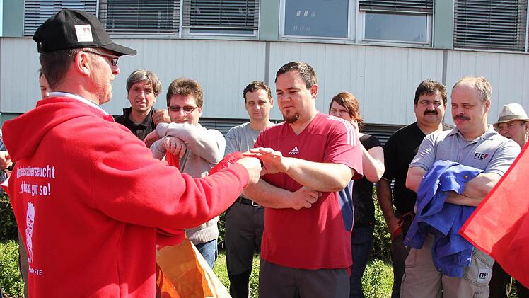 Willkommen an diesem sonnigen Montagvormittag: die Gewerkschafts-Kappen.