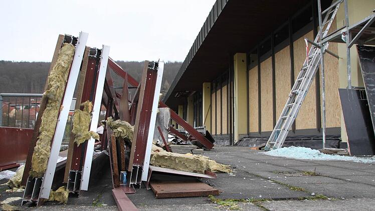 Draußen liegen alte Fenster. Die neuen wurden in der vergangenen Woche eingebaut.