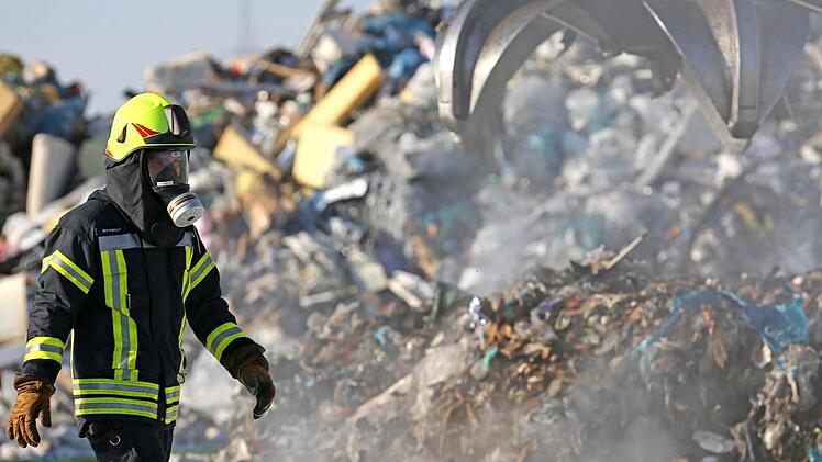 Ein Großbrand in der Müllsortieranlage der Firma Veolia in Bergrheinfeld (Lkr. Schweinfurt aus). Foto: News5 / Herse