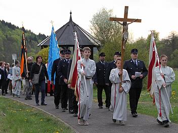 Georgsprozssion in Bad Brückenau: Der Weg der Gläubigen führt durchs Sinntal in Richtung Stadt. Foto: Ulrike Müller