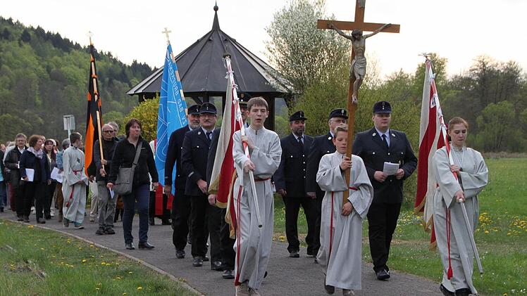 Georgsprozssion in Bad Brückenau: Der Weg der Gläubigen führt durchs Sinntal in Richtung Stadt. Foto: Ulrike Müller