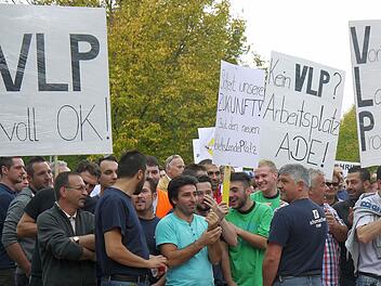 Es gibt - wie hier im vergangenen Jahr bei einer Demonstration am Coburg Landratsamt - auch Befürworter eines neuen Verkehrslandeplatzes. Die Mehrheit des Weitramsdorfer Gemeinderates hat sich dem angeschlossen und das Projekt ebenfalls befürwortet.Foto: Berthold Köhler