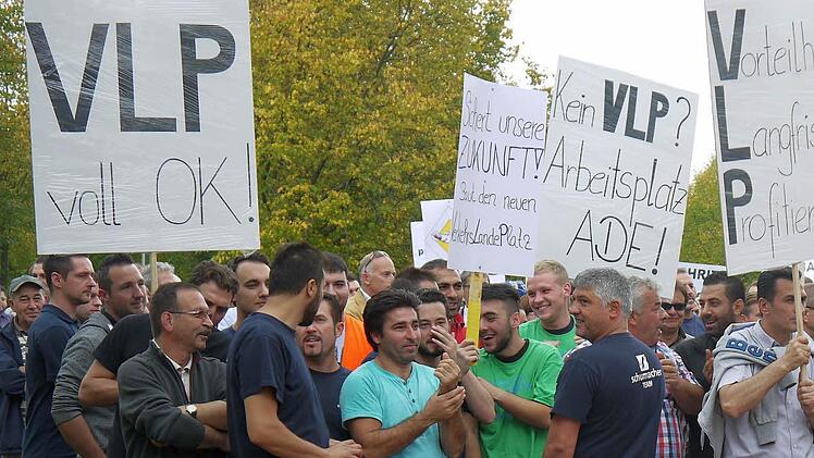 Es gibt - wie hier im vergangenen Jahr bei einer Demonstration am Coburg Landratsamt - auch Befürworter eines neuen Verkehrslandeplatzes. Die Mehrheit des Weitramsdorfer Gemeinderates hat sich dem angeschlossen und das Projekt ebenfalls befürwortet.Foto: Berthold Köhler