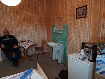 Mohamad diaa Hasany sitzt in seinem Zimmer im "Adler".Foto: Arkadius Guzy