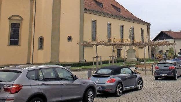 Mit der Parküberwachung erhofft sich der Gemeinderat Sand geordnete Verhältnisse auf den öffentlichen Flächen in der Gemeinde. Unser Symbolbild zeigt den Kirchplatz, auf dem Abstellflächen markiert sind. Probleme gibt es an mehreren Orten in Sand.  Foto: Alfons Beuerlein