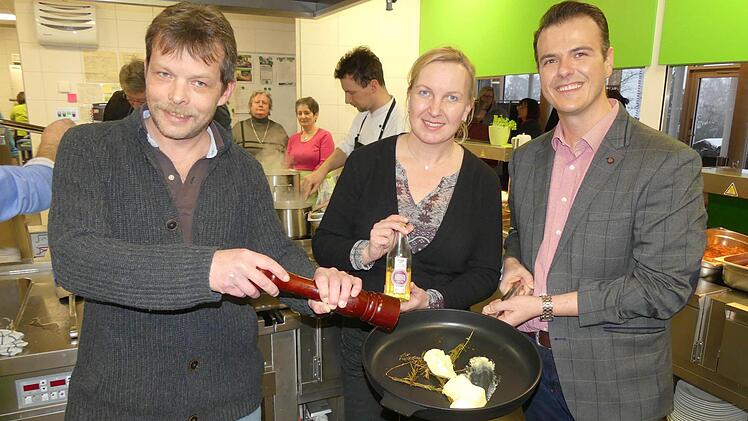 Organisiert wurde die Veranstaltung von Bernd Fischer (rechts), Geschäftsführer der Umweltbildungsstätte Oberelsbach, in Kooperation mit Kai Schmidt von der Öko-Modellregion und Barbara Landgraf von der Dachmarke Rhön. Den Impulsvortrag hielt Thomas König (links), Küchenleiter des Dorint Hotels in Bad Brückenau. Foto: Marc Huter