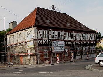 Mitten in der Sanierung befindet sich in der Dorfmitte von Burgpreppach die ehemalige Gastwirtschaft, in der nun im Untergeschoss der "Dorfladen" entstehen soll.  Foto: Günther Geiling