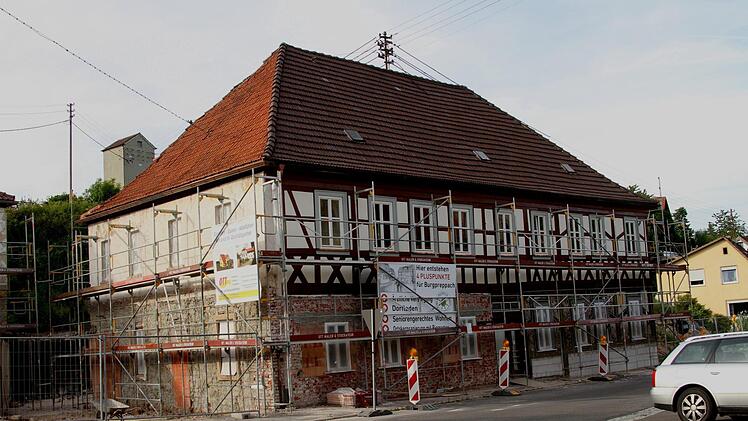 Mitten in der Sanierung befindet sich in der Dorfmitte von Burgpreppach die ehemalige Gastwirtschaft, in der nun im Untergeschoss der "Dorfladen" entstehen soll.  Foto: Günther Geiling