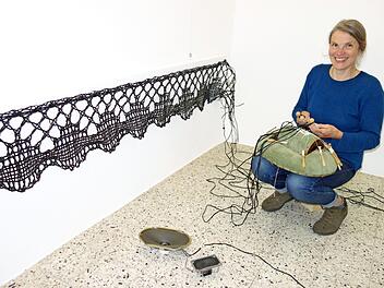 Vom Klöppelkissen direkt in die Performance - die Künstlerin Gertrud Riethmüller hat sich vom Nordhalbener Spitzenklöppeln zu ihren ungewöhnlichen Ausstellungswerken im Rahmen ihres Stipendiats im Künstlerhaus inspirieren lassen.  Foto: Norbert Neugebauer