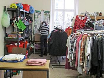 Ein Blick in die Kleiderkammer von Hammelburg. Auch Haushaltsgegenst&auml;nde, Bettw&auml;sche und M&ouml;bel werden vermittelt. Foto: Elisabeth Kohl-Spies
