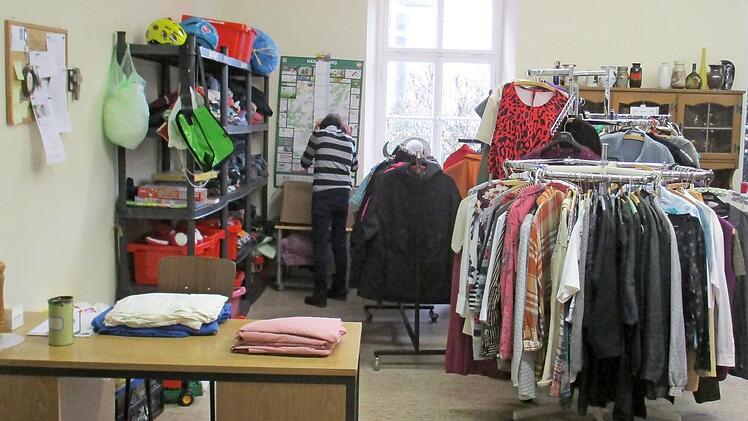 Ein Blick in die Kleiderkammer von Hammelburg. Auch Haushaltsgegenst&auml;nde, Bettw&auml;sche und M&ouml;bel werden vermittelt. Foto: Elisabeth Kohl-Spies