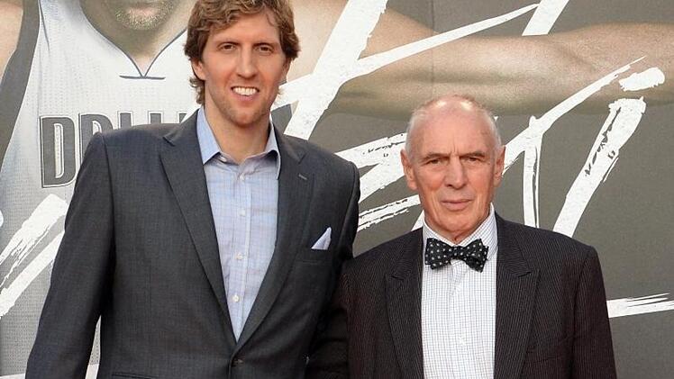 Steuern hinterzogen hat Dirk Nowitzkis  Mentor  Holger Geschwindner (r.), wie die Hofer Ermittler nachwiesen. dpa