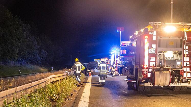 A73 bei Bamberg: Heftiger Auffahr-Unfall f&uuml;hrt zu Sperrung - 19-J&auml;hriger rast in Mercedes-Heck