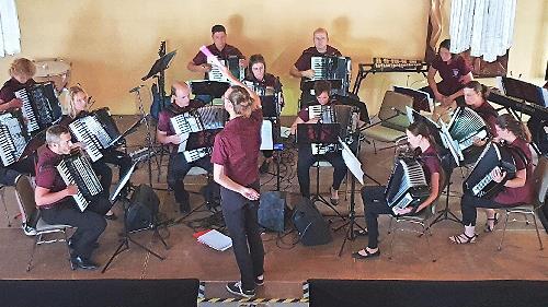 Oliver Janke dirigiert das Orchester.