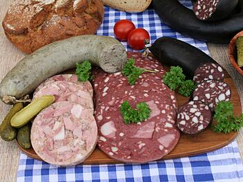 Hausmacher-Wurstplatte mit rotem und wei&szlig;em Presssack