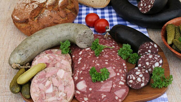 Hausmacher-Wurstplatte mit rotem und wei&szlig;em Presssack