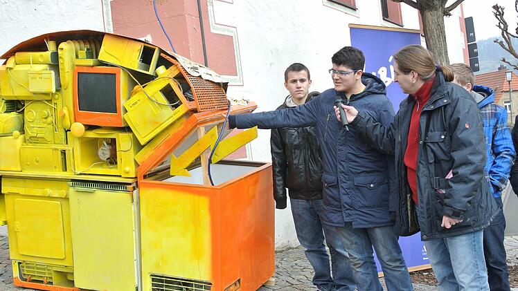 Die Jugendlichen erklärten die Gründe, warum die jeweiligen Einzelteile für den Stromfresser ausgesucht worden sind.