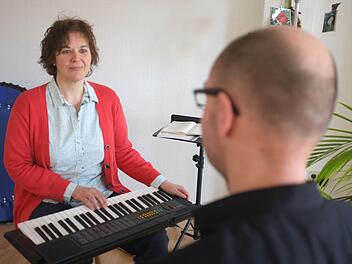 Gerlinde Lamprecht in ihrer Praxis, wo sie am 16. April Fragen rund ums Thema des "World Voice Day" beantwortet.  Foto: Petra Mayer