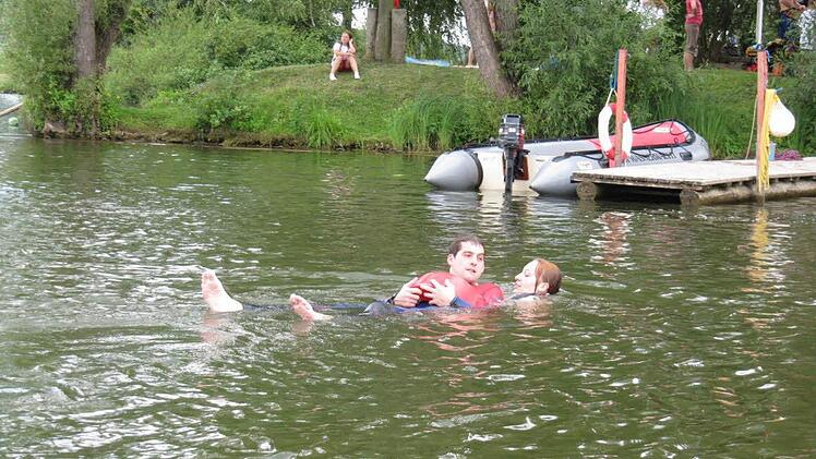 Personenrettung mit dem Gurtretter: Nadine Geldner bringt "Opfer" Michael Neumann an Land.