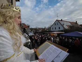 Das Oberreichenbacher Christkind begrüßte die Marktbesucher. Fotos: Roland Meister