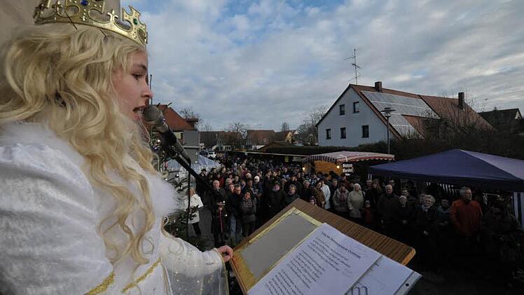 Das Oberreichenbacher Christkind begrüßte die Marktbesucher. Fotos: Roland Meister