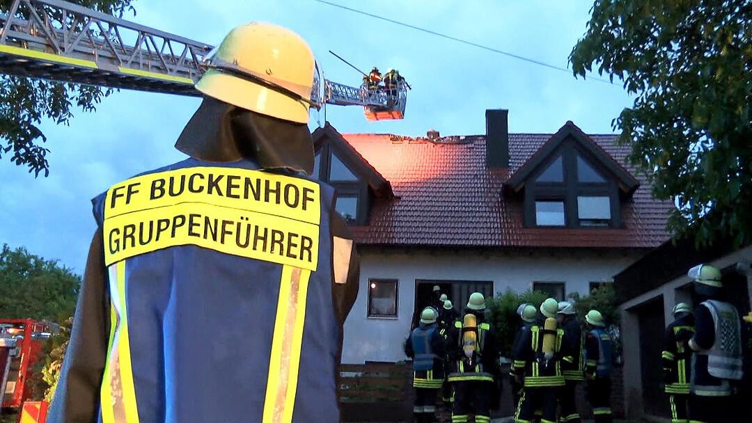 Blitz schlaegt in Dachstuhl in Adlitz ein