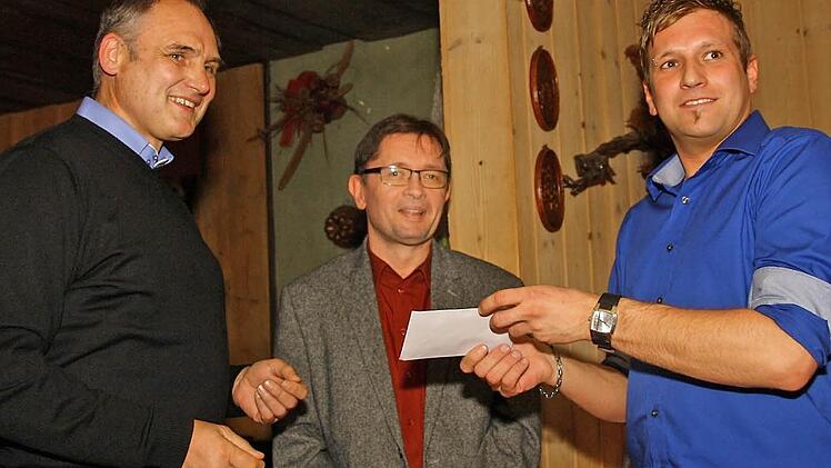 Jürgen Holhut als Vertreter des Organisations-Teams (links) und BR-Redaktionsleiter Alexander Müller (Mitte) übergaben den Erlös der diesjährigen Leserwanderung an den Kommandanten der Kupferberger Feuerwehr, Michael Hain.  Foto: Katrin Geyer