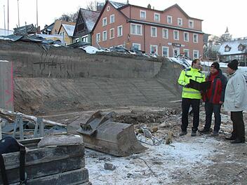 Alois Dechant war oft auf der Baustelle. Unser Bild zeigt den Bauunternehmer mit (von links) Ingo Wolfgramm von der Stadt Kulmbach und Bauleiter Christoph Kolb bei einer Besprechung Ende Januar. Foto: Archiv/Alexander Hartmann