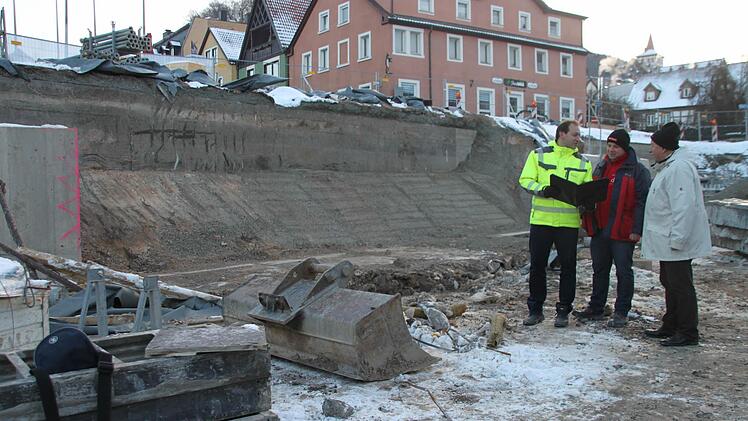 Alois Dechant war oft auf der Baustelle. Unser Bild zeigt den Bauunternehmer mit (von links) Ingo Wolfgramm von der Stadt Kulmbach und Bauleiter Christoph Kolb bei einer Besprechung Ende Januar. Foto: Archiv/Alexander Hartmann