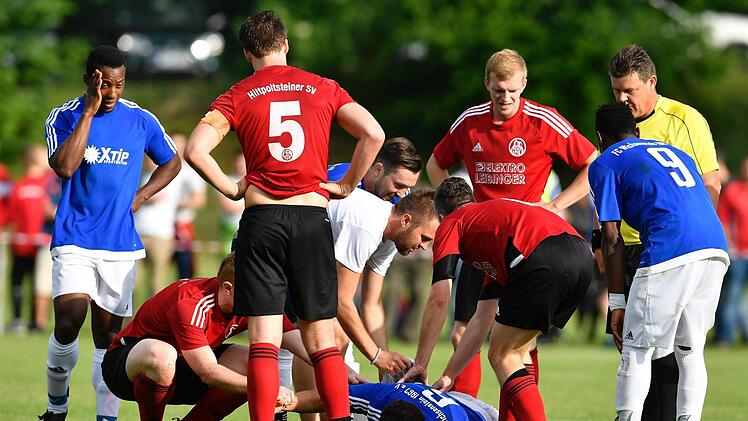 Stefan Rubner (am Boden), Spielertrainer des FC Wichsenstein, verletzte sich in der 18. Minute schwer, blieb minutenlang auf dem Rasen liegen und musste ausgewechselt werden.  Foto: Zink