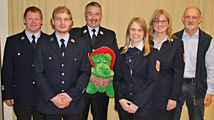 Zweiter Bürgermeister Siegfried Kirchner (rechts) gratulierte dem neu gewählten Vorstand des Feuerwehrvereins; von links im Bild sind Zweiter Kommandant Sven Liebermann, Schriftführer Julian Schmidbauer, Kommandant Ralph Morgenroth sowie Nadine und Sandra Schramm. "Crisu" ist das Maskottchen der künftigen Kinderfeuerwehr.Helmut Will