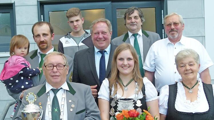 Die strahlende neue Regentin der Untersteinacher Schützen heißt Maria Lotter (Mitte, vorne).  Fotos: Werner Oetter