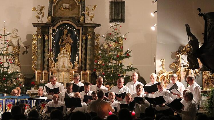 Die Sänger der Schwarzen Berge stimmen die Hymne an die Nacht an. Foto: Sebastian Schmitt