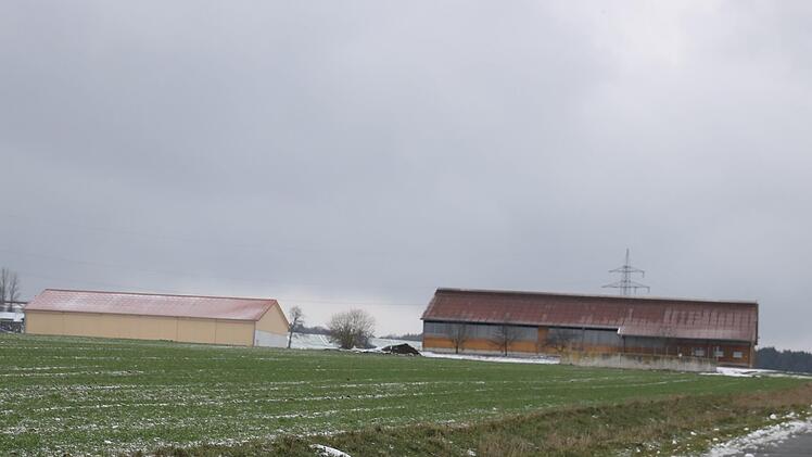Auf der Fläche vor dem bestehenden Stall der Familie Dierauf bei Neudorf soll ein neuer Legehennenstall entstehen.Matthias IEnwag