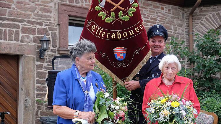 Zwei Ehrendamen, die bei der Fahnenweihe 1954 zugegen waren, wurden jetzt nach 65 Jahren eingeladen: Marga Brux (links) und Fahnenpatin Elisabeth Schäfer.