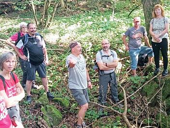 Johann Westhauser (Bildmitte, mit verschränkten Armen) war bei der geologischen Wanderung rund um die Fellner-Doline dabei. Foto: privat