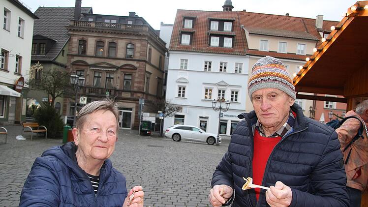 Die Eink&auml;ufe sind get&auml;tigt, alles ist f&uuml;r den  Heiligen Abend vorbereitet: Barbara Blanek und Dieter Hain g&ouml;nnen sich auf dem Marktplatz einen Cr&ecirc;pe und l&auml;uten damit Weihnachten ein. Foto: Sonny Adam