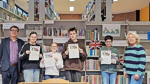 Die besten Teilnehmenden beim Lesewettbewerb: (von links) Schulleiter Martin Steinel, Ronja Schumm (8b, Platz 4), Ellen Kaiser und Jonas Bentin (beide 8b und Platz 2), Àron Kovàcs (8a, Platz 1), Christl Gottwalt.