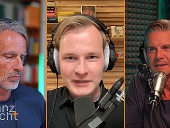 Im Podcast "Lanz + Precht" berichtete R&uuml;stungsexperte Christian Schweppe (Mitte) von seinen Erfahrungen auf einer Waffenmesse in Paris.