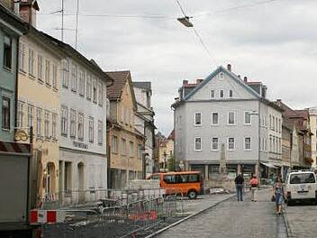 Blick in die Ketschengasse im Herbst: Einige der Häuser stehen zum Verkauf, damit sie saniert werden.