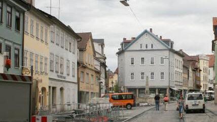 Blick in die Ketschengasse im Herbst: Einige der Häuser stehen zum Verkauf, damit sie saniert werden.