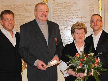 Egon und Inge Griebel (Mitte) mit den Söhnen Rainer (links) und Matthias Müller.