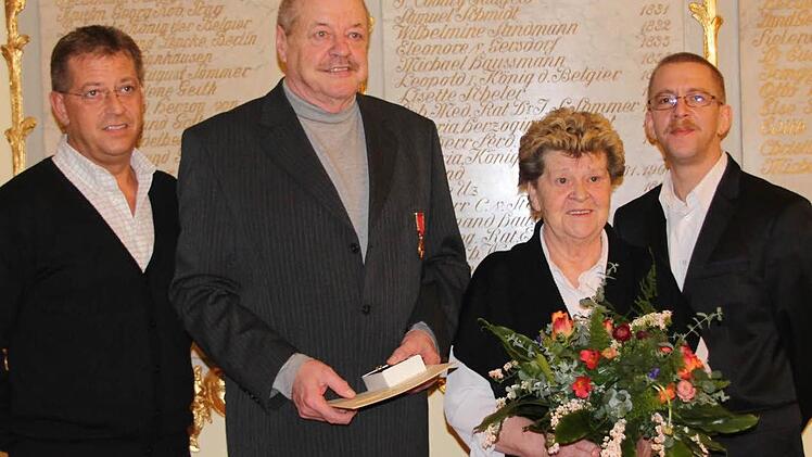 Egon und Inge Griebel (Mitte) mit den Söhnen Rainer (links) und Matthias Müller.