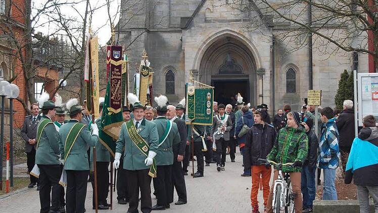 Vor der Martin-Luther-Kirche in der Kronacher Straße in Lichtenfels sammelten sich die Gäste, bevor der große Umzug am Marktplatz vorbei startete.