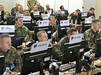 Das Nervenzentrum der Stabsarbeit befindet sich in einem Saal voller Computer.Fotos: Gerd Schaar